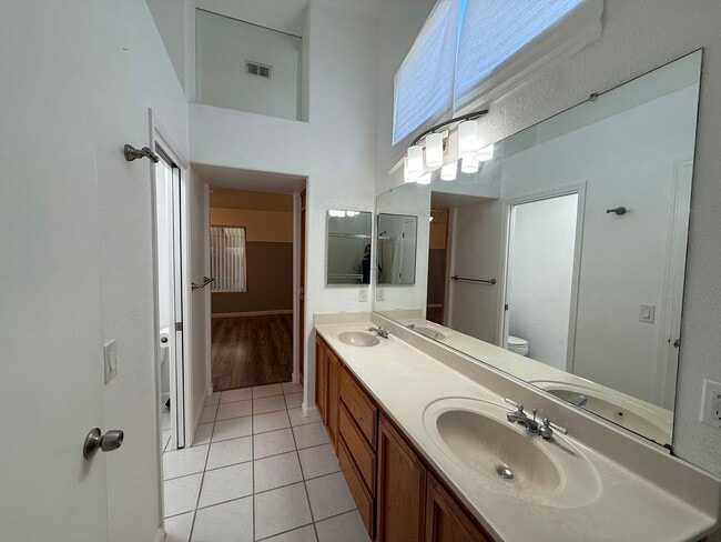 Building Photo - Single story home with a pool!