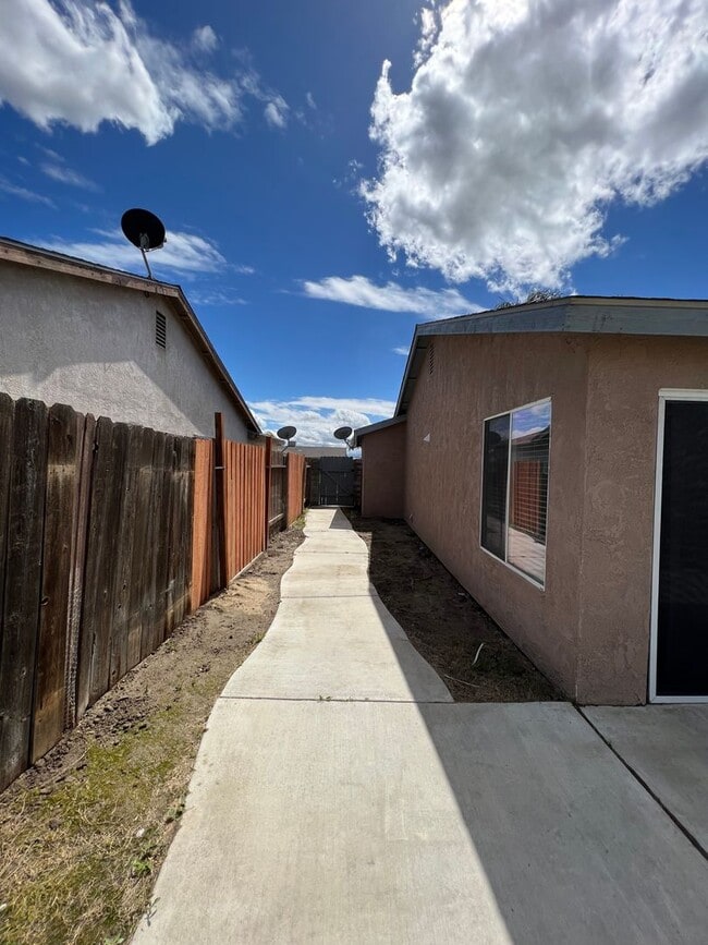 Building Photo - 1516 Hadar Rd