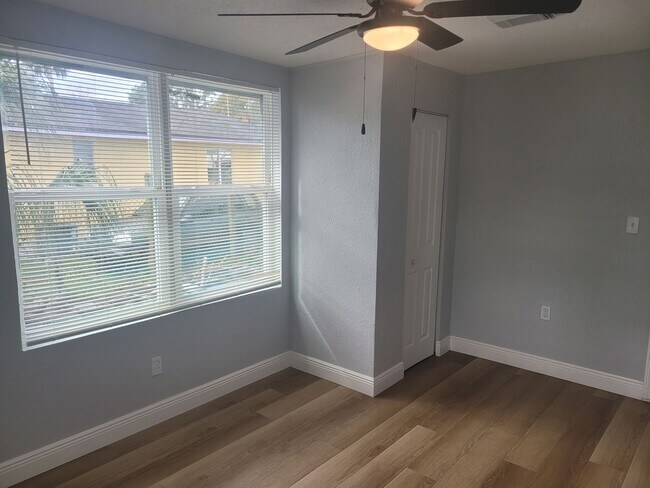 Building Photo - 1320 S Oleander Ave