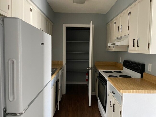 Building Photo - Walkable Downtown Lexington Condo | First-Floor 2BR in Shadow Moss