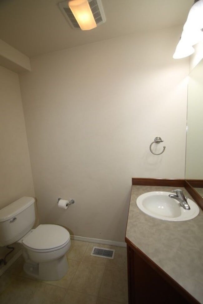 Building Photo - 3 Bedroom Condo in East Anchorage!