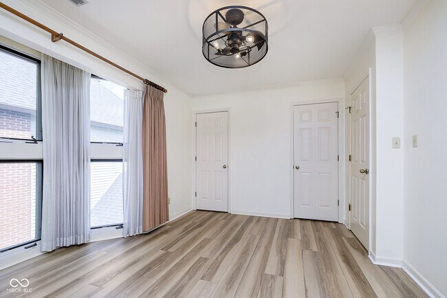 Building Photo - 592 E Vermont St