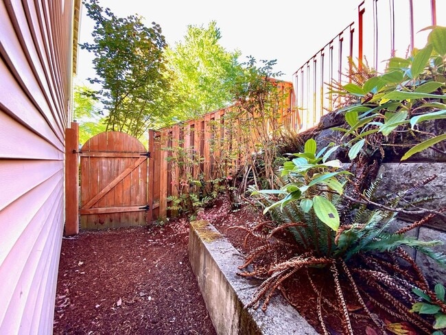 Building Photo - Stylish 3BR near Progress Ridge – Includes $500 Monthly Credit