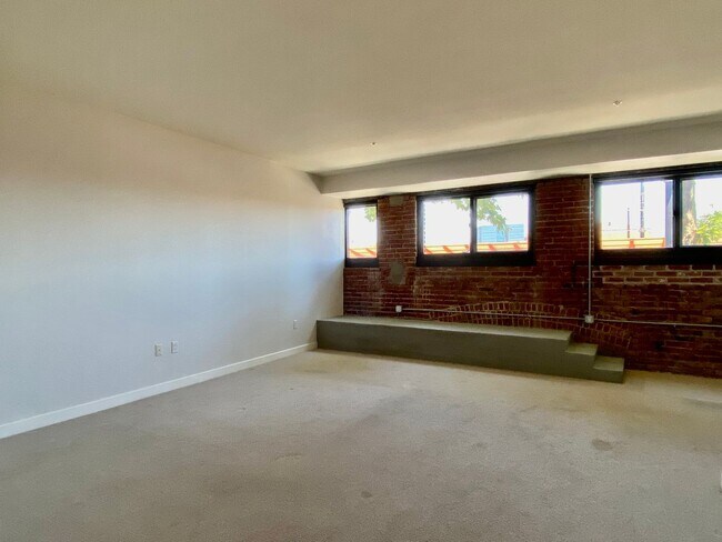 Building Photo - Modern Plant 51 Condo with Downtown Views | Secure Access | GE Café Appliances | Dogs Welcome