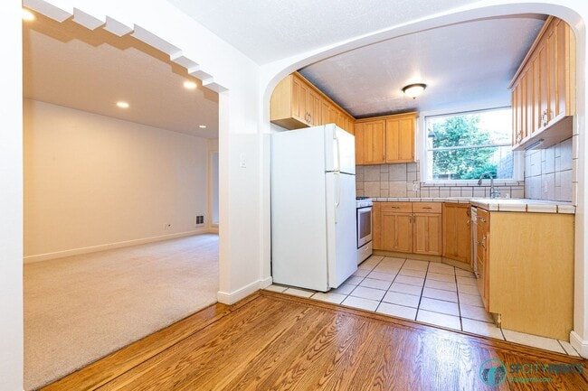 Building Photo - Marina: 1 Bedroom Garden Apartment w/ Private Patio