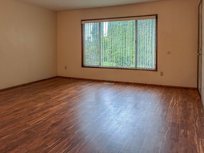 Building Photo - Hillsboro Duplex- 2 Bedroom 1 bathroom with fenced in yard available !