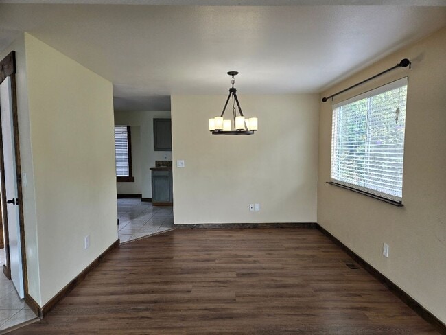 Building Photo - 3 Bedroom Home in Island Lake Community