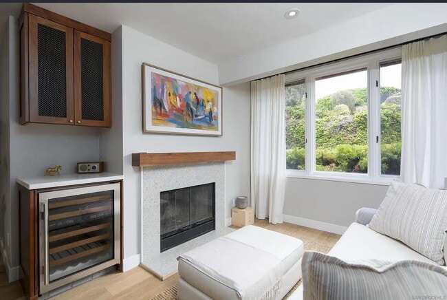 Building Photo - "Chic Beachside Living: 1-Bedroom Retreat ...