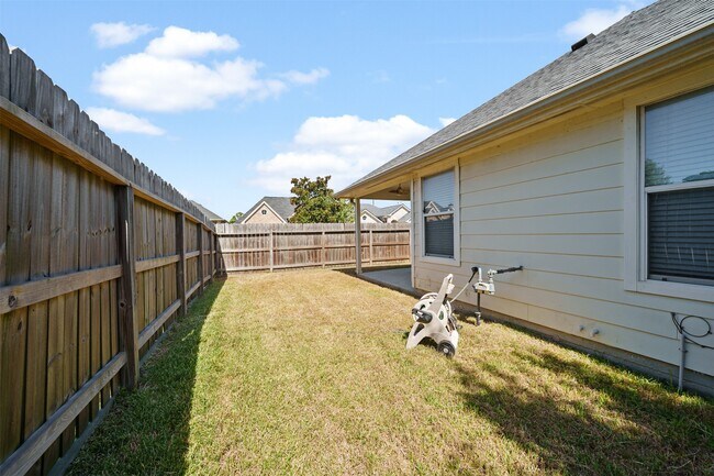 Building Photo - 12119 Lakewood Villa Dr