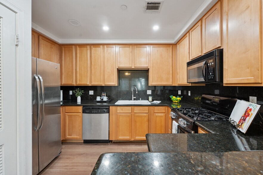 Building Photo - 9610 Zelzah Ave
