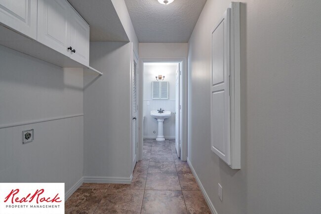 Building Photo - Spacious 3 Bedroom Single-Level Home in Bl...