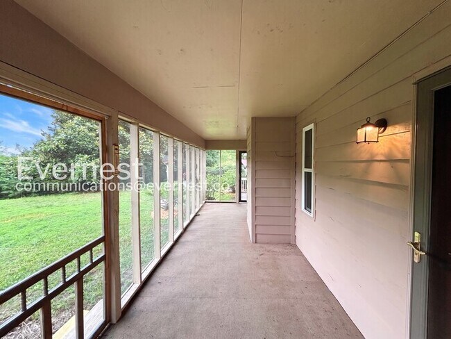 Building Photo - 2 Bed/1 Bath Home with Carport / Pet-Friendly / Available Now!