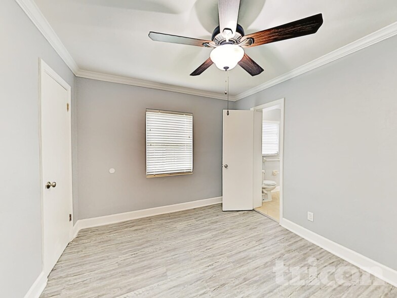 Building Photo - 225 W King St