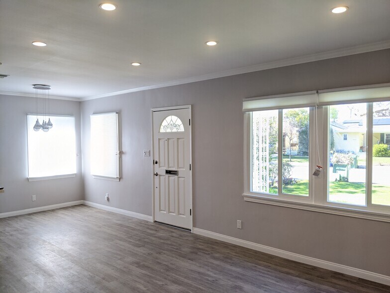 Building Photo - 5636 Cedros Ave