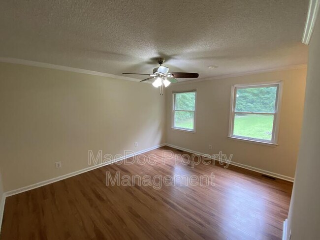 Building Photo - 104 Waverly Dr