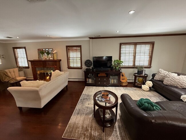 Building Photo - Spectacular 3 Bed/2.5 Bath Colonial in Freeport!