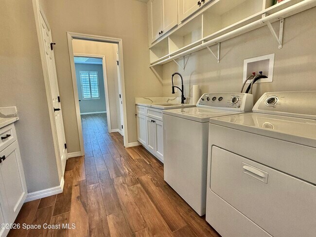 Building Photo - 1453 Santa Anna St SE