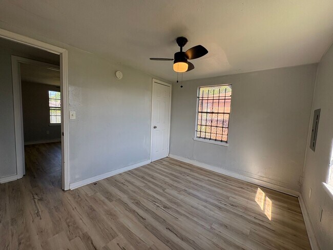 Building Photo - 3023 Oak Forest Ln
