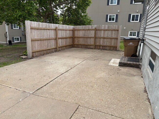 Building Photo - SPACIOUS 2 Bedroom Single Family Home!