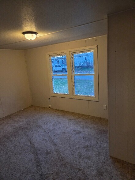 Building Photo - 8 Geer Rd