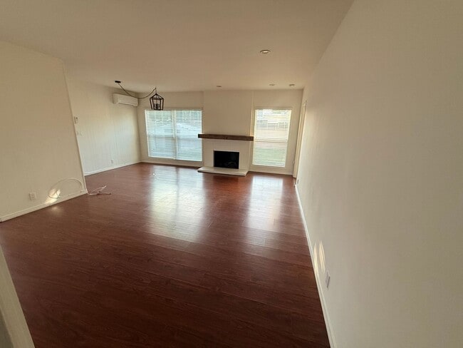 Building Photo - Three bedroom home in Long Beach available to rent now!