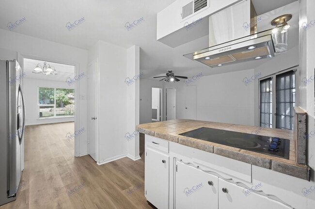 Building Photo - 705 Scottsdale Dr