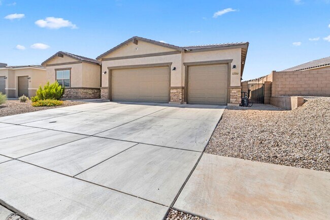 Building Photo - Newer Single Story 5 Bedroom 3 Bath Home in Vail