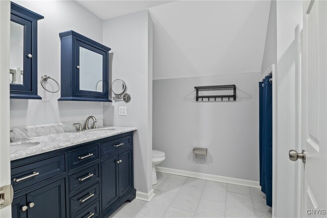 Building Photo - 13 E Edgewater Dr