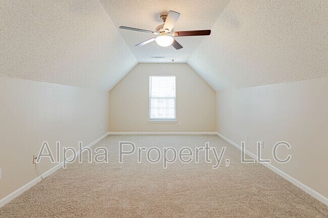 Building Photo - 305 Riello Dr