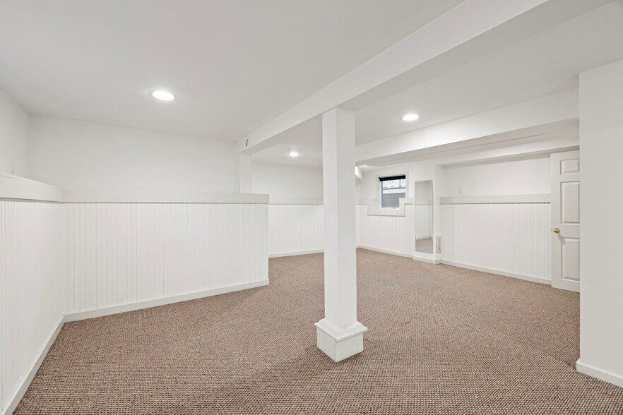 Primary seating area - 2338 NW Hoyt St