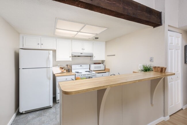 Building Photo - 2 bed 1 bath home w/ garage and yard, biking distance to UC Davis campus and downtown