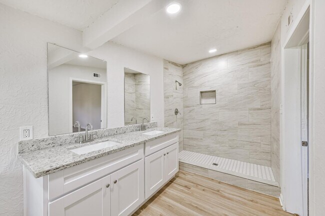 Building Photo - 706 Azalea St