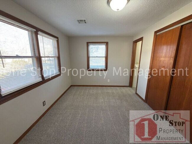 Building Photo - Amazing 3 Bedroom, 1.5 Bathroom in Raytown!