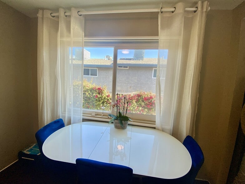 Living room - 802 Magnolia Ave