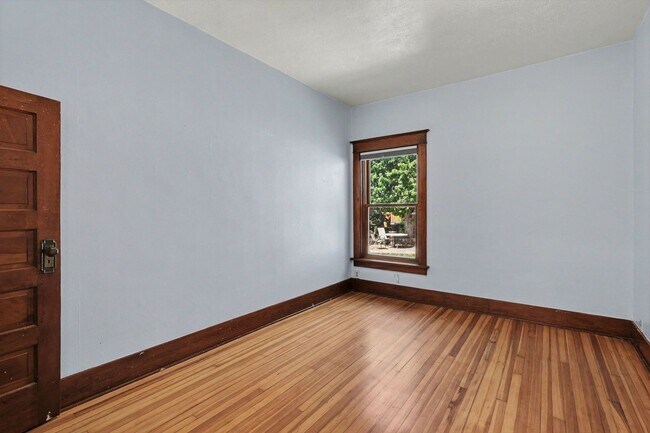 Building Photo - Charming University Neighborhood Home | 2 Bedrooms + Bonus Room