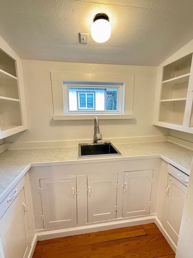 Building Photo - 918 Summit St