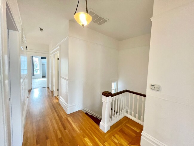 Building Photo - Wonderful Light and Bright Top Floor 2BR/1...