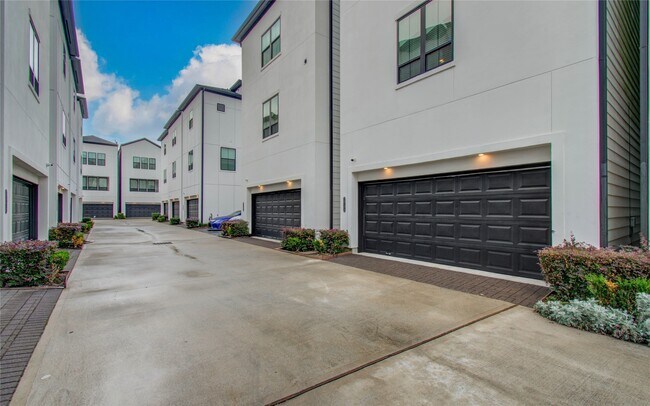 Building Photo - 2810 Grand Fountains Dr