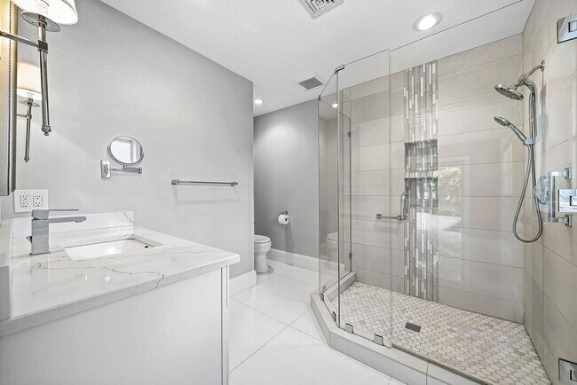 Building Photo - 417 N Country Club Dr