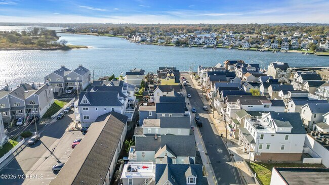 Building Photo - 6 Center St