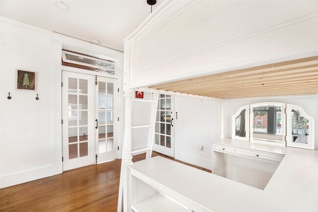 Building Photo - 4731 Woodside St