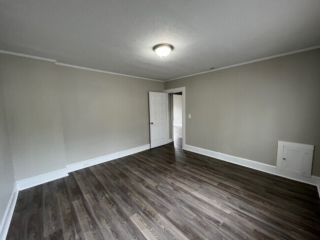 Building Photo - 1006 W C Street