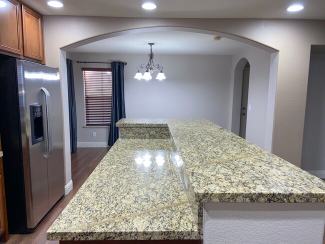 Building Photo - Somersett Reno Home - Walking Trails and t...