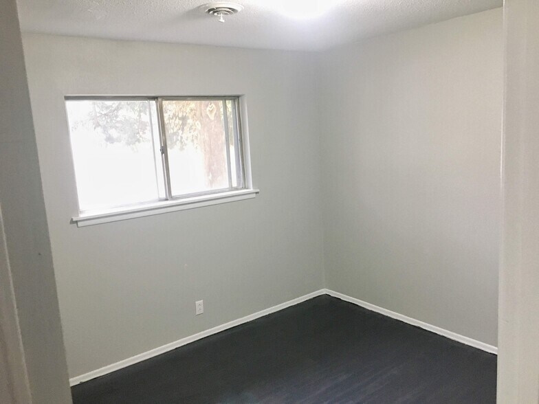 Building Photo - 902 S 10th St