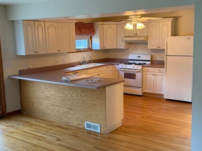 Building Photo - 125 Maple Ct