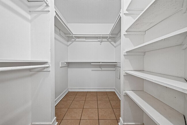 Building Photo - 15815 Thistledew Dr
