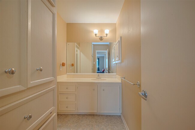 Building Photo - 12231 Carriage Hill Dr