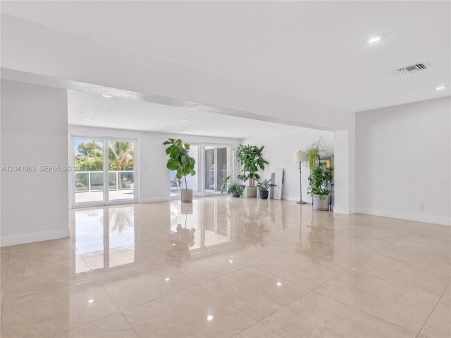 Building Photo - 16641 Royal Poinciana Dr