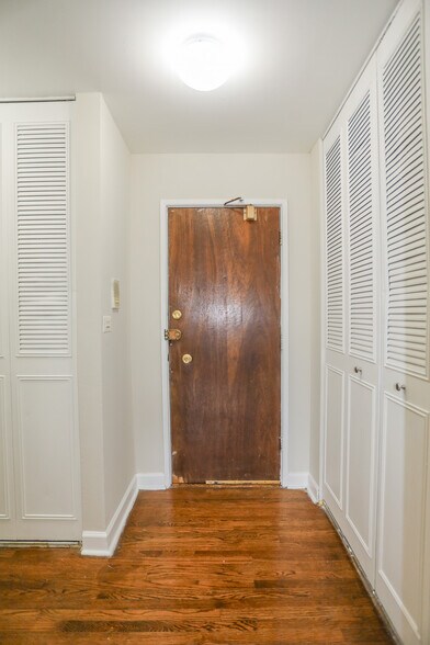 Building Photo - 5859 N Winthrop Ave