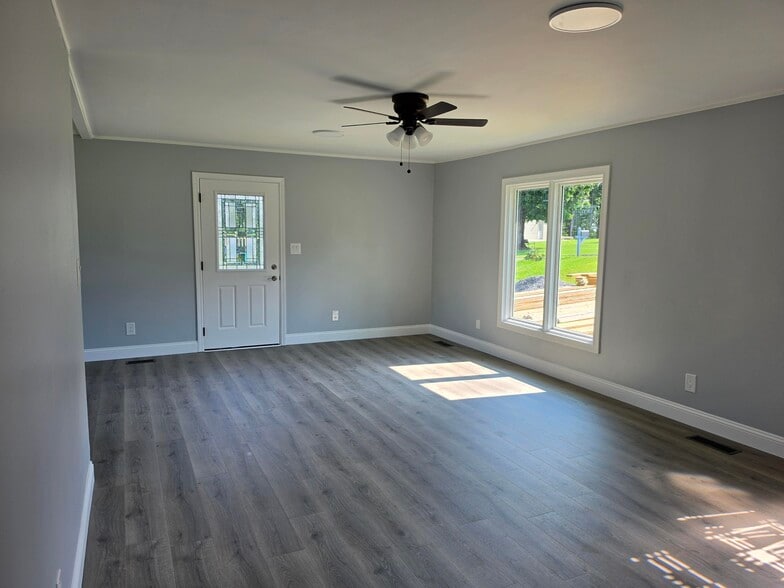 Building Photo - 421 River Bend Dr